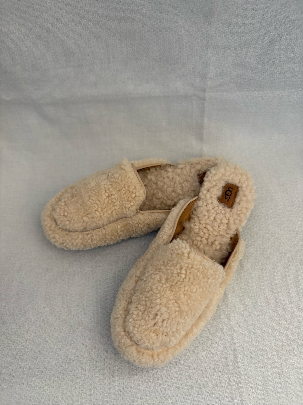 UGG Women’s Cozy Shearling Slip-On Loafers in Cream Sz 8